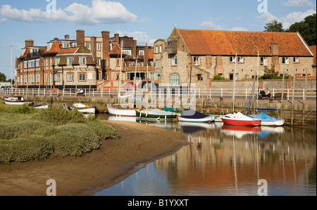 Reflexionen von kleinen Booten und Sportboote auf der Uferpromenade am Blakeney Hafen an der North Norfolk-Küste. Stockfoto