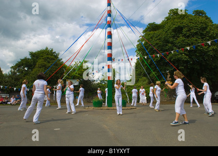 Offenham Damen tanzen um den Maibaum während der jährlichen Wake Woche Feierlichkeiten fand im Juni statt. Stockfoto