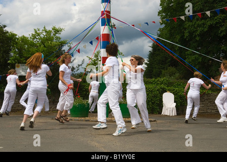 Offenham Damen Maibaum Tänzer tanzen um den Maibaum während der jährlichen Wake Woche Feierlichkeiten fand im Juni statt. Stockfoto