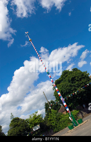 Neue Offenham Maibaum errichtet, im März 2008 Stockfoto