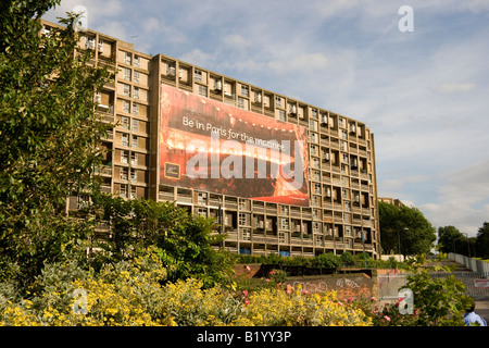 Eine sehr große Eurostar-Werbeplakat an der Außenwand eines stillgelegten Rates Wohnblocks in Sheffield Stockfoto