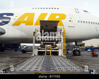 Frachtflugzeug erwartet geladen mit Fracht am JFK, John F. Kennedy International Airport in New York Stockfoto