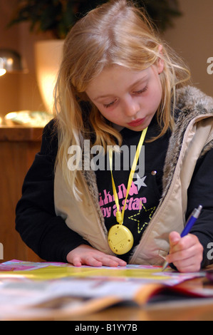 Lizenzfreie kostenlose Foto des jungen Mädchens Hausaufgaben und arbeitet an einem Schulprojekt zu Hause am Wochenende UK Stockfoto