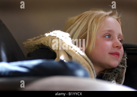 Foto von jungen Mädchen Fernsehen oder dvd und Lächeln und lachen über das Programm in der Familie nach Hause UK Stockfoto