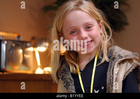 Lizenzfreie Fotografie des jungen zuversichtlich und sprudelnd Mädchen lächelnd in die Kamera in ihrem Haus in London UK Stockfoto