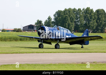 Kanadische Auto & Gießerei (Nordamerika) t-6 Harvard 4 M 5 66 G-BUKY Rollen am Breighton Flugplatz Stockfoto