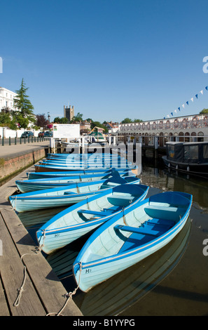 Blau lackierten hölzerne Ruderboote auf der Themse in Henley Stockfoto