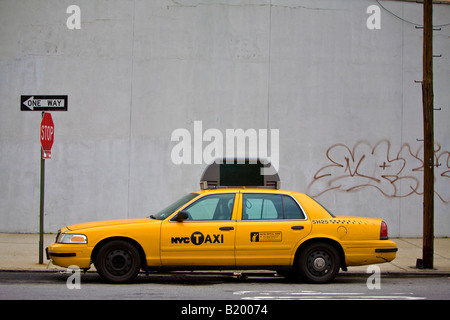 New York City Yellow Taxi Taxi Parken auf der Straße von Queens New York USA Stockfoto