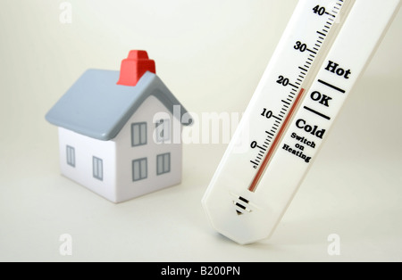 HAUS MIT THERMOMETER ZEIGT 20 GRAD CELSIUS, RAUMTEMPERATUR RE HEIZUNG KOSTEN DÄMMUNG KLIMA ÄNDERUNG KRAFTSTOFF, UK, BRITISCHE. Stockfoto