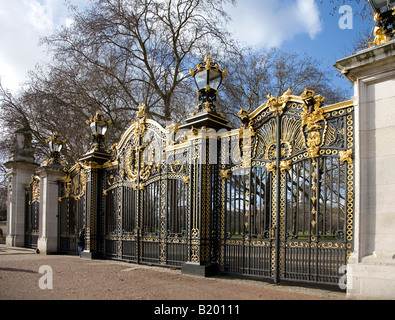 Dekorative Tore gegenüber Buckingham Palace zu parken Stockfoto