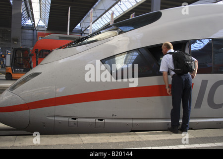 Mann im Gespräch mit Lokführer eines ICE-Zuges am zentralen Bahnhof station Munich, Bavaria, Germany. Foto: Willy Matheisl Stockfoto