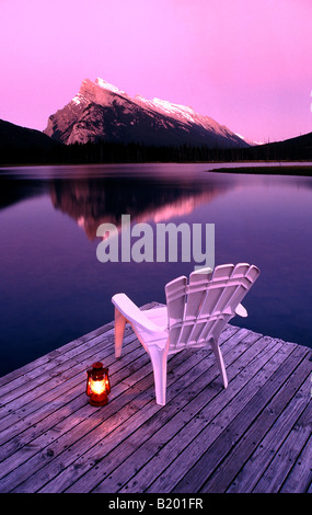 Liegestuhl am Dock am Mount Rundle Banff Nationalpark Alberta Kanada Stockfoto