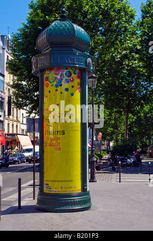 Rotierende Marke Kiosk in Paris, Frankreich Stockfoto