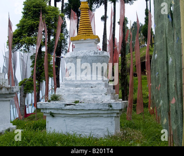 Tibetisch-buddhistische Gebetsfahnen rund um eine Stupa im Sangachoeling Kloster in Sikkim, Indien Stockfoto