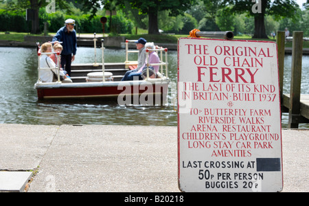 Stratford Upon Avon die alte Kette Überfahrt mit die Avon mit Passagieren an Bord. Bild von Jim Holden. Stockfoto