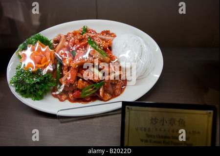 Teller mit würzigen Tintenfisch Essen auf dem Display in Terminal 3 Restaurant der Beijing Capital International Airport China Stockfoto