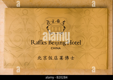 Raffles Messingplatte in Beijing Hotel Komplex offizielle Haupthotel für Olympische Spiele Peking Stockfoto