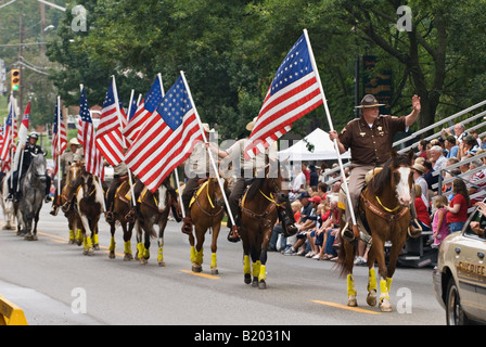 Mit amerikanischen Fahnen in Independence Day Parade Corydon Indiana County Sheriff-Pferd-Patrouille Stockfoto