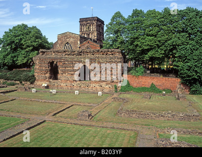 Leicester Jewry Wall Ruins & Fundament Überreste der historischen römischen Bades-Standort und Museum St. Nicholkskirchenturm hinter Leicestershire England, Großbritannien Stockfoto