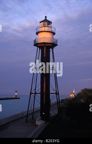 Duluth Hafen Süd Wellenbrecher inneren Leuchtturm mit der äußeren und North Pier Gegenlicht am Lake Superior Duluth, Minnesota Stockfoto