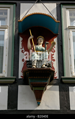 Statue auf Chemiker Shop in Goslar, Deutschland. Stockfoto