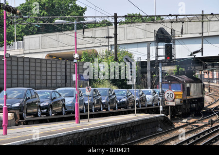 Güterzug mit Ford Neuwagen ab Werk durch Bellen Station geladen Stockfoto