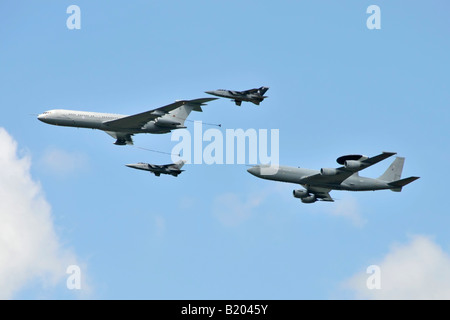 Gründung der RAF Vickers VC10 im Flug tanken Tankflugzeug, gefolgt von Boeing E3 AWACS-Flugzeug eskortiert von 2 Tornado FR3 Düsen Stockfoto