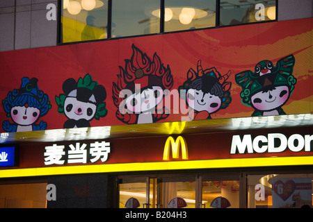 Olympischen Spielen offizielle Fuwa Maskottchen Zeichen auf McDonalds Fastfood Restaurant Wangfujing Street Peking China Stockfoto