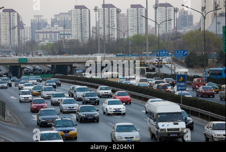 Überlasteten Volumen des Datenverkehrs verursacht Luftverschmutzung auf Stadtautobahn Beijing China Stockfoto