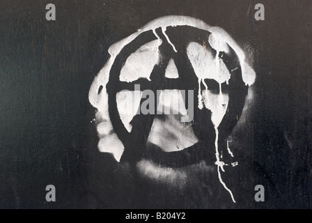 Anarchie-Symbol in weißer Sprühfarbe auf schwarzem Hintergrund Stockfoto
