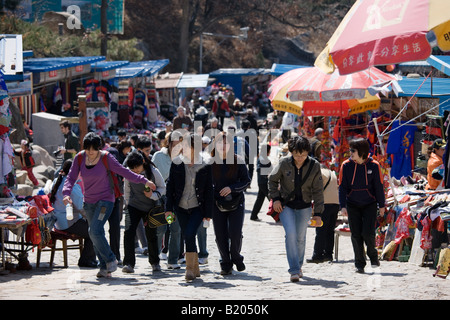 Touristen gehen durch Souvenirstände in The Great Wall Of China Mutianyu nördlich von Beijing Stockfoto