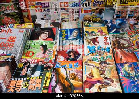 Zeitschriften auf Verkauf in traditionellen chinesischen Altstadt in der Nähe Des Voeux Road Sheung Wan, Hong Kong Island China Stockfoto