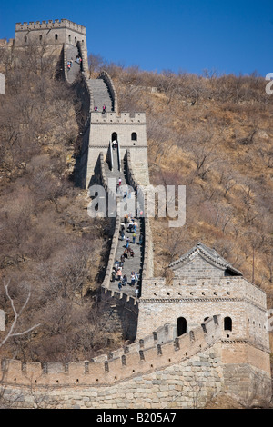 Die alte chinesische Mauer schlängelt sich durch Berge bei Mutianyu nördlich von Beijing früher Peking Stockfoto