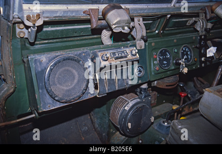 Historischen MW-Radio ausgestattet, in einem sehr ursprünglichen und unrestaurierten 1962 Serie 2a Land Rover in Bronze dunkelgrün. AUTO-RELEASE VERFÜGBAR Stockfoto