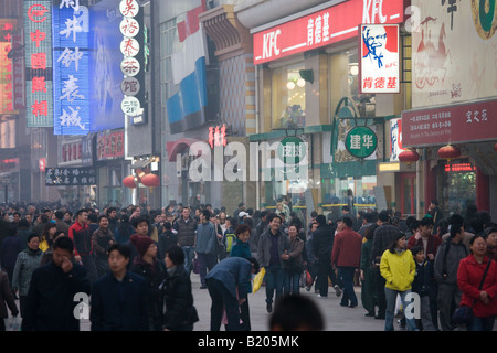 Fußgänger voll Wangfujing-Straße und Geschäfte in smoggy Zentrum von Peking-China Stockfoto