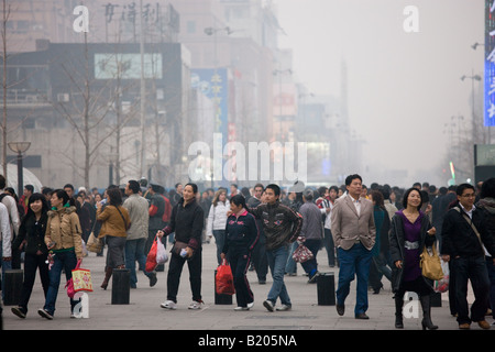 Fußgänger voll Wangfujing-Straße und Geschäfte in smoggy Zentrum von Peking-China Stockfoto