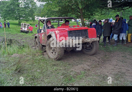 Rotes Land Rover basierend Offroad-Racer im Wettbewerb the1993 A.R.C National Rally. Stockfoto