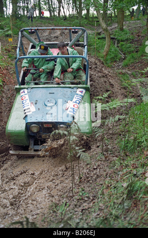 Grünes Land Rover Series 2 Offroad-Racer und Piloten in passenden grünen Overalls im Wettbewerb the1993 A.R.C National Rally. Stockfoto