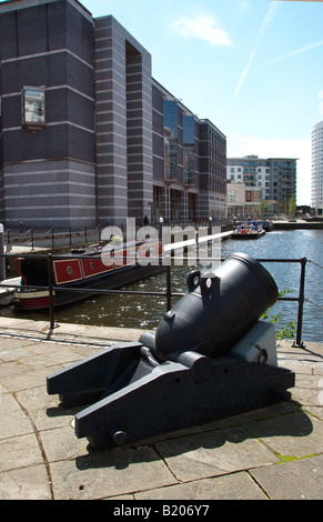 Clarence Dock und das Royal Armouries Museum mit Kanal Lastkähne vertäut im Vordergrund und neue Apartments Stockfoto