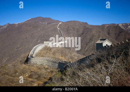 Alten The Great Wall Of China schlängelt sich durch Berge bei Mutianyu nördlich von Beijing früher Peking Stockfoto