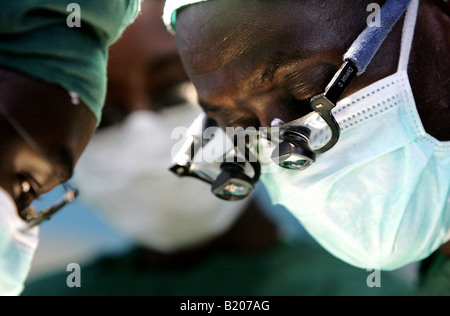 Chirurgen bei der Arbeit in einem Krankenhaus in Kenia Stockfoto