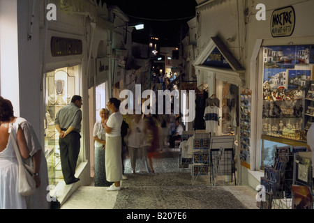 Einkaufen in Thira auf Santorin in Griechenland Cyclades Stockfoto