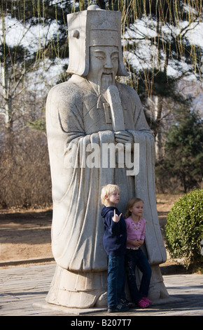 Kinder darstellen mit Statue von einem hohen zivilen offizieller Berater für dem Kaiser auf Geist Weg Ming Gräber Peking China Stockfoto