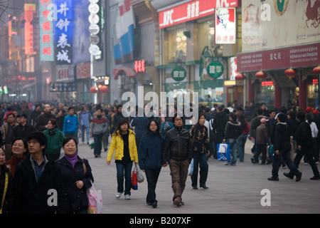 Fußgänger voll Wangfujing-Straße und Geschäfte in smoggy Zentrum von Peking-China Stockfoto