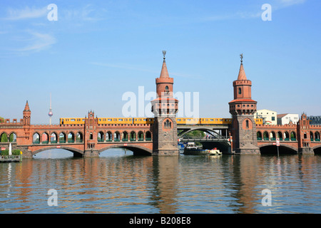 Oberbaum-Brücke über der Spree in Berlin Stockfoto