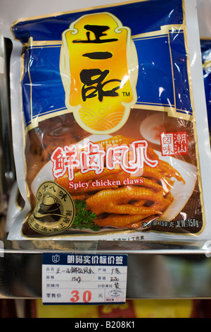 Beutel mit Hähnchen scharf Krallen auf Verkauf im Souvenir-Shop in Shanghai Stockfoto