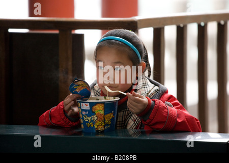 Junges Mädchen essen Nudeln im Sommerpalast Peking China hat eine eine Kindpolitik Familienplanung, Bevölkerung zu begrenzen Stockfoto