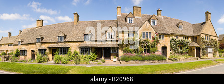 Panoramablick auf alten Steinhäusern in der High Street in der Cotswold-Dorf Broadway, Worcestershire Stockfoto