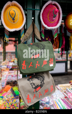 Souvenir Stall zu verkaufen Taschen bedruckt mit Porträts von Chairman Mao Beijing China Stockfoto
