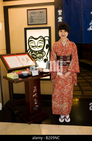 Gastgeberin steht am Eingang des Gonin Byakusho Japanese Restaurant in Hotel Peking Stockfoto